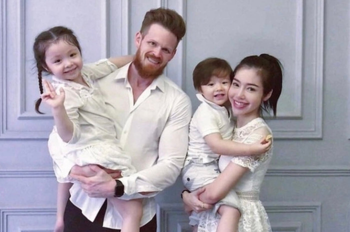 Elly Trần liên tục mất ngủ, thậm chí khóc đầm đìa và lo sợ bản thân trầm cảm.