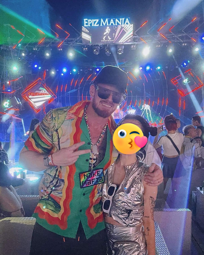 Chồng hợp pháp của Elly Trần bên cạnh cô gái được cho là 'tiểu tam'.