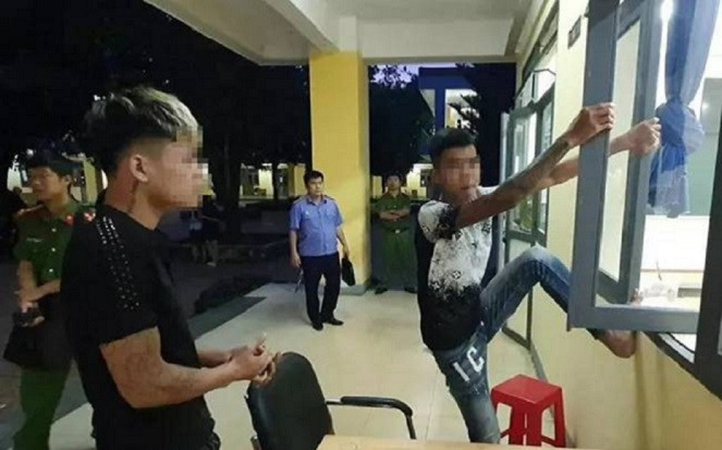 Nửa đêm 'về thăm' trường cũ, 2 thanh niên tiện 'chôm' luôn 16 máy tính Ảnh 2