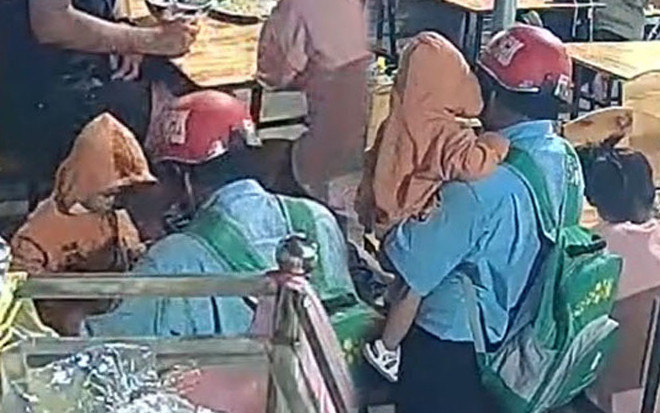 Em bé bị nội ngoại vứt bỏ và câu chuyện yêu thương gieo mầm nơi chú hàng xóm gây xúc động Ảnh 2