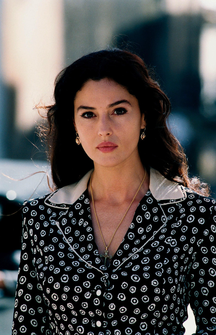 Nữ diễn viên Monica Bellucci được xem là biểu tượng nhan sắc vượt thời gian của nước Ý. Cô nổi tiếng sau vai diễn nàng Malèna với mái tóc bồng bềnh, đôi môi đỏ mọng, vóc dáng nữ thần bước đi giữa quảng trường trong ánh nhìn của những con người bảo thủ đã trở thành thước phim chuẩn mực về vẻ đẹp của phụ nữ. 