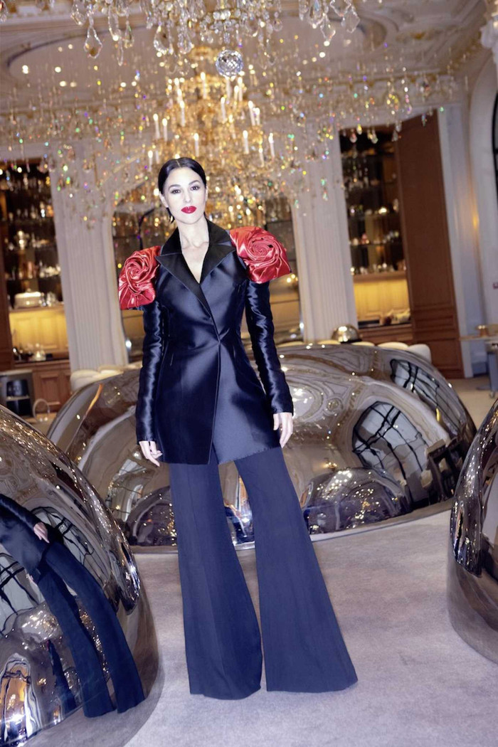 Tên tuổi của mỹ nhân sinh năm 1964 từng 'càn quét' các bảng xếp hạng, các cuộc bình chọn nhan sắc của các tạp chí uy tín. Hiện không còn ở thời kỳ đỉnh cao nhan sắc và sự nghiệp nhưng Monica Bellucci vẫn là gương mặt VIP ở các sự kiện điện ảnh, thời trang danh giá.