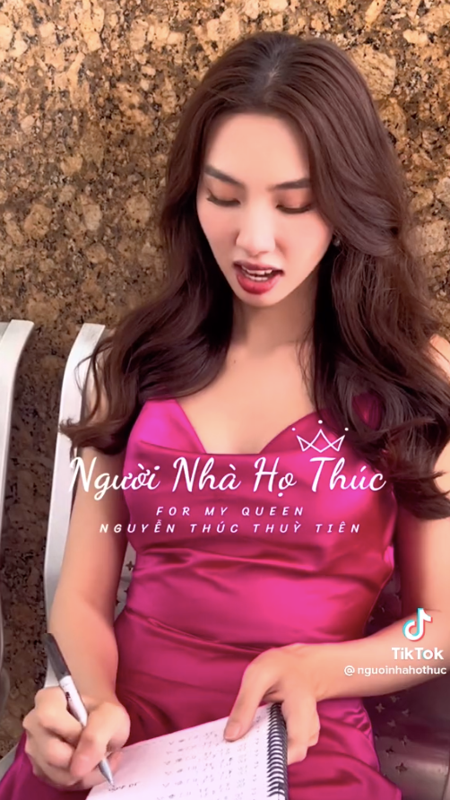 Nàng Hậu vui vẻ ký tặng cá fan.