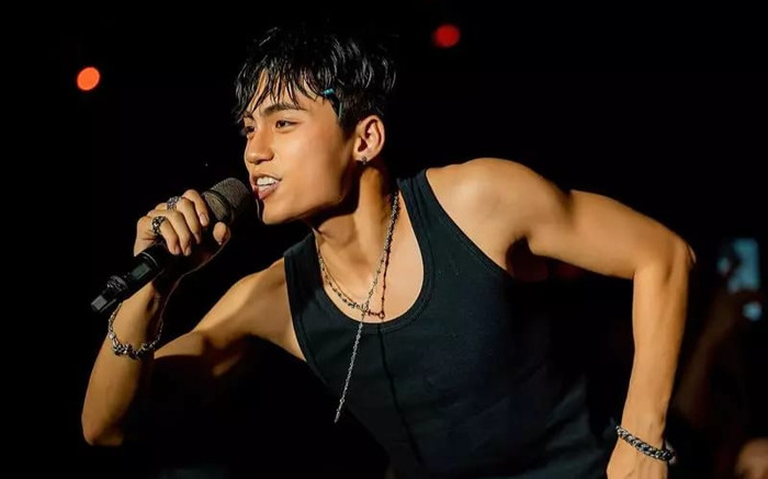 MONO có hành động tinh tế khiến fan ngưỡng mộ khi biểu diễn dưới mưa Ảnh 2