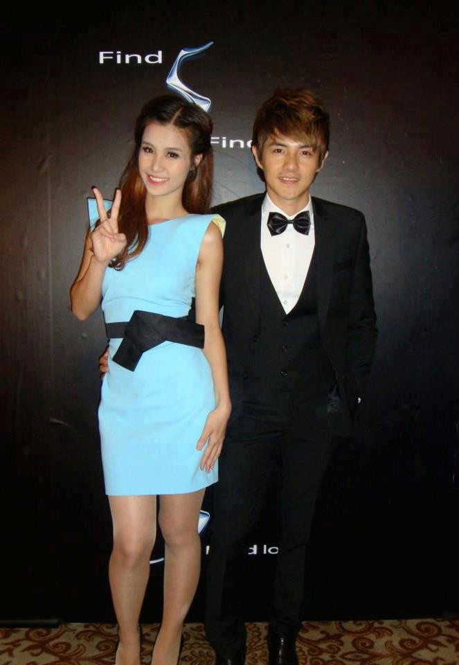 Đông Nhi và Ông Cao Thắng trong một sự kiện. 