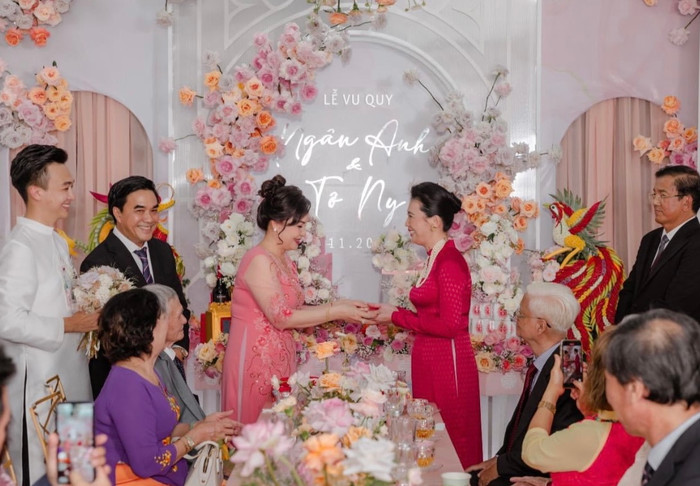 Lê Âu Ngân Anh xả kho loạt khoảnh khắc hạnh phúc trong ngày cưới.