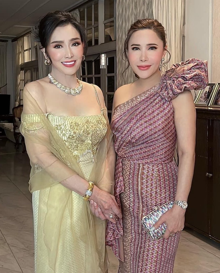 Vẻ đẹp 'vượt thời gian' của Hoa hậu Hoàn vũ 1965 (trái) làm nhiều nhiều người khó rời mắt. 