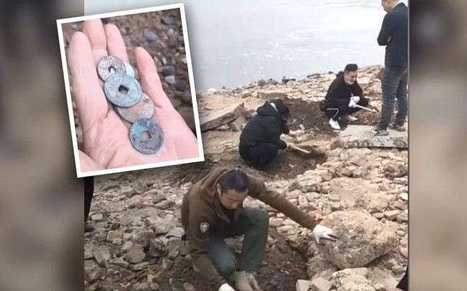 Sông cạn trơ đáy làm lộ ra di tích cổ, người dân đổ xô đi đào kho báu Ảnh 2