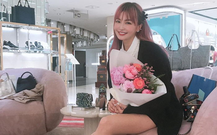 Người mẫu U60 trẻ trung như thiếu nữ 20 khiến cư dân mạng choáng váng Ảnh 2