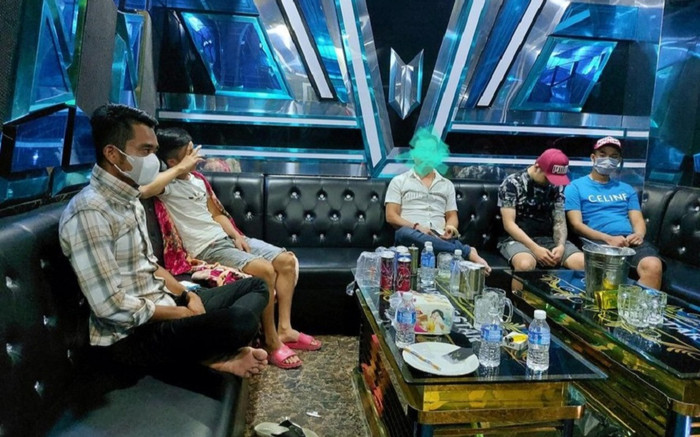 Bắt quả tang 26 nam nữ 'thác loạn' trong phòng karaoke với tiếng nhạc lớn Ảnh 2