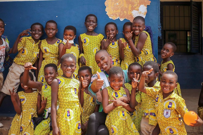 Trên trang cá nhân, người đẹp Châu Phi chia sẻ nhiều hình ảnh về các dự án thiện nguyện của cô.