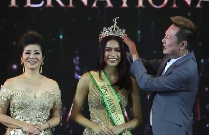 Mặc dù ông Nawat là người đội tiara cho Roberta nhưng dân tình vẫn bức xúc khi nhìn thấy Á hậu cấp quốc gia xuất hiện trên cùng một sân khấu.