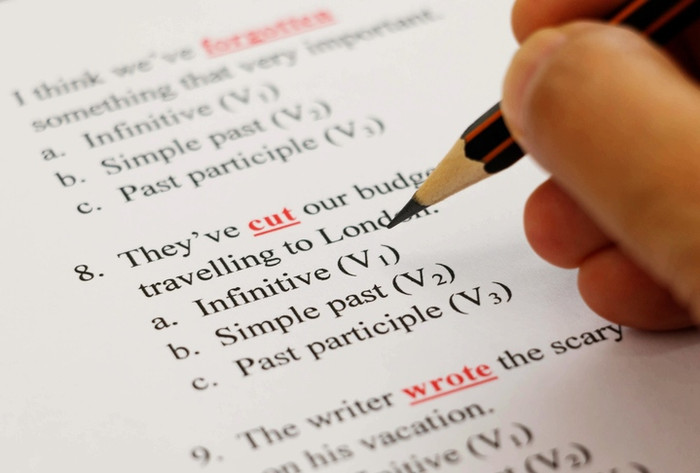 Thí sinh làm bài thi IELTS. (Ảnh: THE)