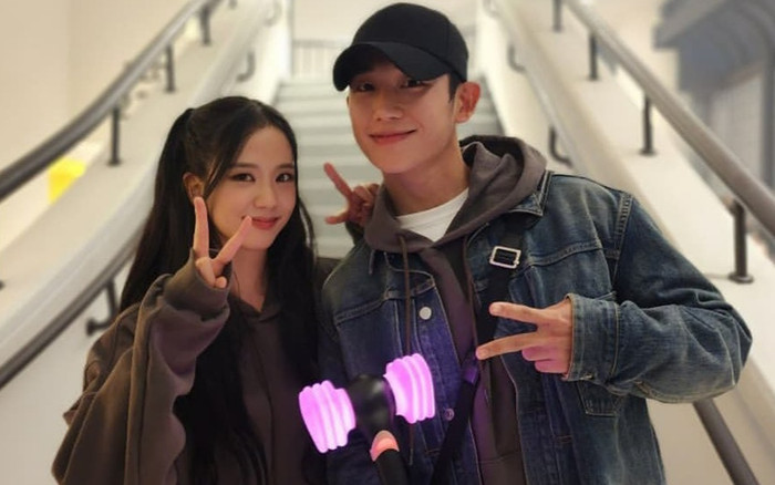 Lộ ảnh hậu trường Jung Hae In hôn tóc Jisoo cực tình, nghi vấn phim giả tình thật quá rõ ràng Ảnh 2