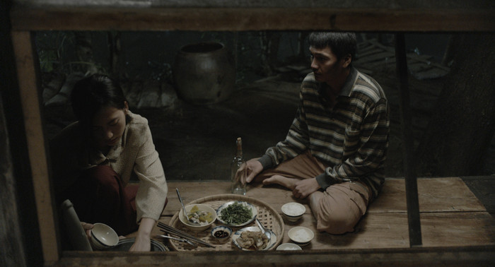 Phương Anh Đào bôi đen răng, Quang Tuấn học làm nghề than trong phim Tro Tàn Rực Rỡ Ảnh 3