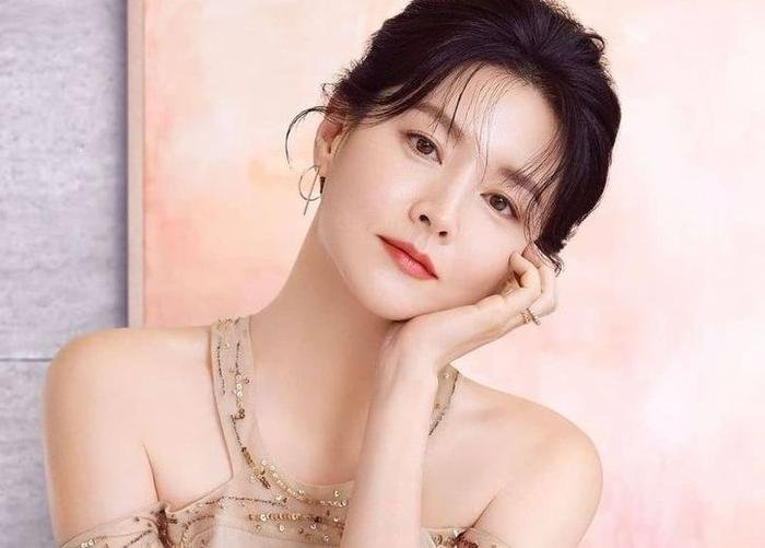 Lột trần sắc vóc của Kim Tae Hee và Lee Young Ae: Vợ Bi Rain liệu có vượt mặt được 'Nàng Dae Jang Geum'? Ảnh 4