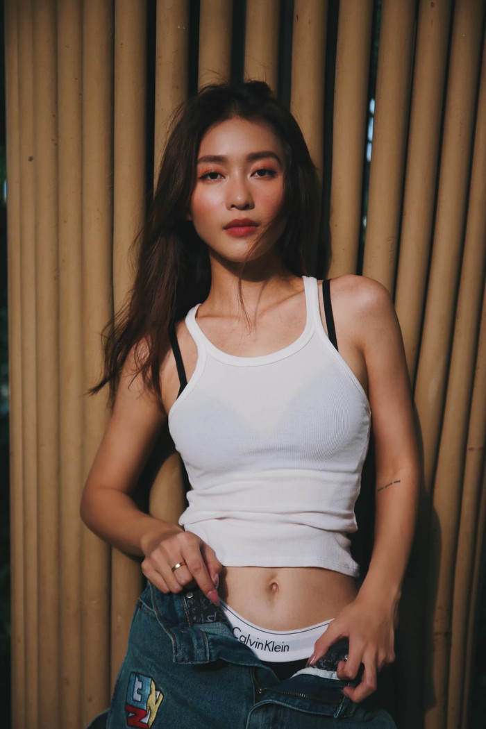 Hình ảnh này của Khả Ngân làm cho nhiều người liên tưởng đến thời điểm khi cô mới bắt đầu gia nhập làng giải trí