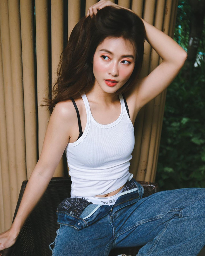 Ở một số khoảnh khắc, cô nàng còn khéo léo khoe cơ thể đầy săn chắc