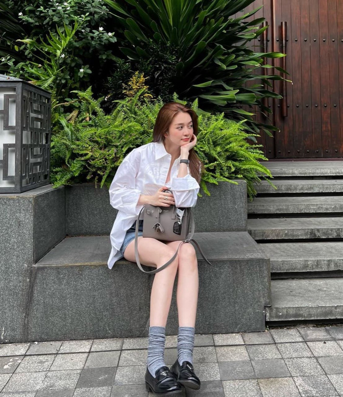 Thiều Bảo Trang đăng tải khoảnh khắc đời thường với visual xinh ngất ngây kèm dòng chú thích: 'Đang buồn, không muốn yêu một ai'. 