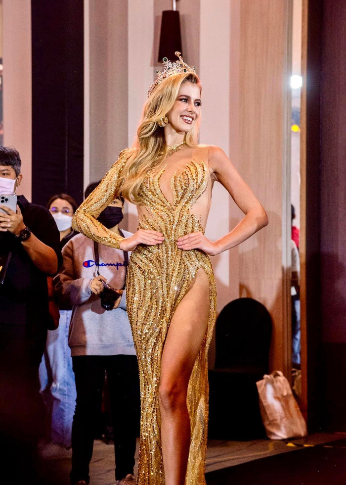 Ai cũng phải công nhận rằng Á hậu 4 đến từ Cộng hòa Séc trông như một nữ thần khi diện chiếc váy màu vàng ánh kim này.