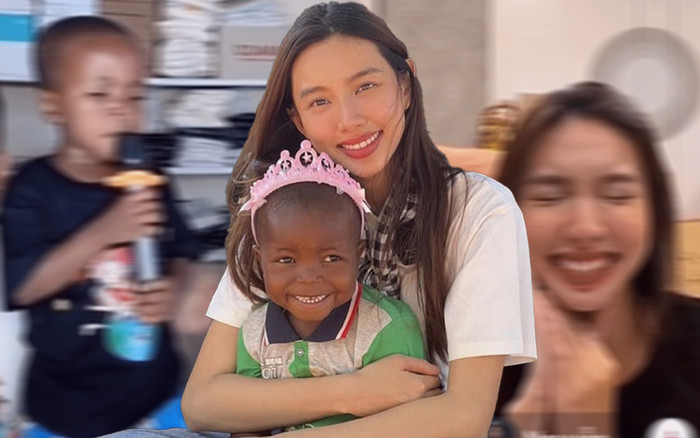 Lôi con hát 'Cả nhà thương nhau' trên livestream cùng Quang Linh Vlog khiến Thùy Tiên cười tít mắt Ảnh 2