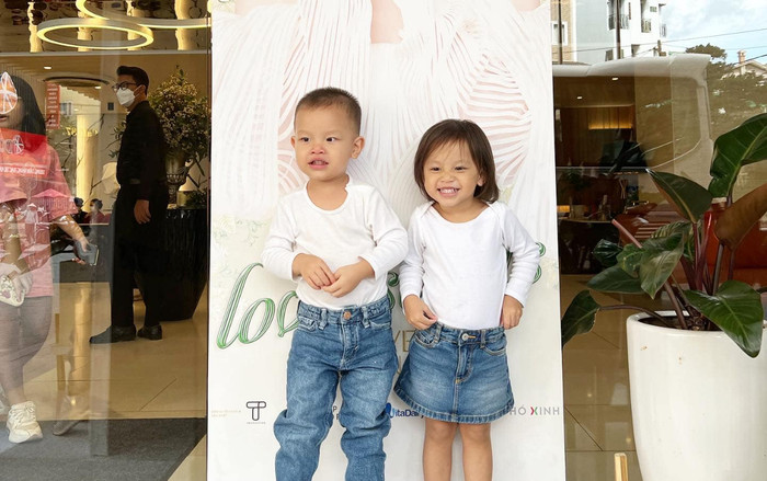 Leon nhón chân chụp hình cùng Lisa, biểu cảm của nhóc tỳ khiến dân tình 'xỉu up, xỉu down' Ảnh 2