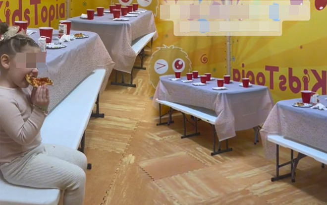 Mời 27 bạn dự sinh nhật nhưng không ai đến, bà mẹ xót xa nhìn con ăn bánh giữa bàn tiệc không người Ảnh 2