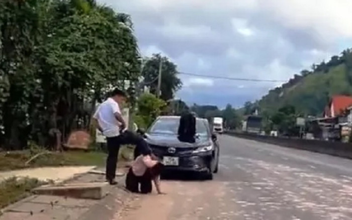 Vụ người đàn ông dùng chân đạp liên tiếp vào đầu người phụ nữ đang quỳ gối: Người trong cuộc nói gì? Ảnh 2