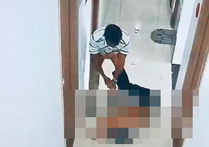 Camera ghi lại hình ảnh người đàn ông đánh nhân tình ở hành lang khách sạn