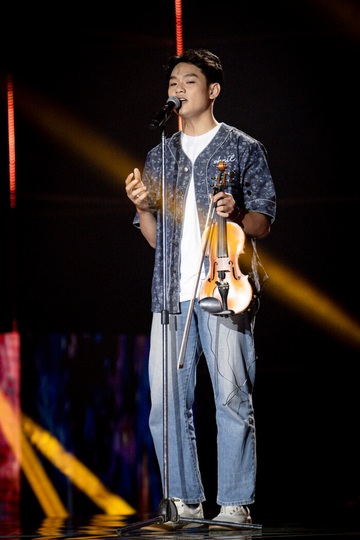 Thí sinh Bùi Trường Linh tại sân khấu Bài hát hay nhất phiên bản Big Song Big Deal 2022.