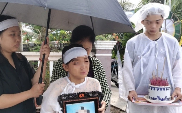 Xót xa hoàn cảnh hai con tiễn đưa linh cửu người mẹ bị hành hung trong khách sạn Ảnh 2