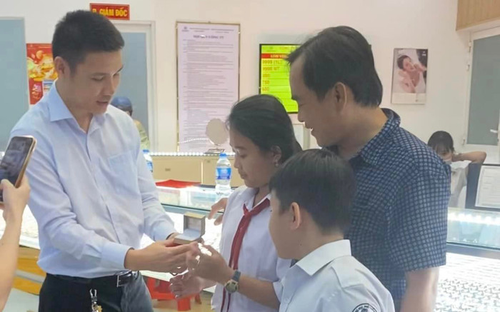 Bé gái hiếu thảo gom tiền lẻ mua vàng tặng ba, chủ tiệm liền tặng luôn chiếc nhẫn Ảnh 2