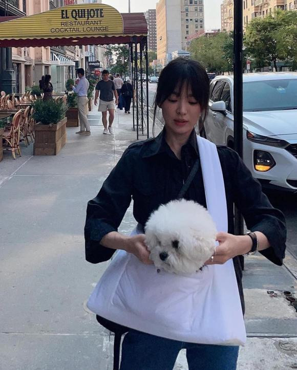 Song Hye Kyo đang tranh thủ đi du lịch cùng bạn bè trước thềm ra mắt phim mới.