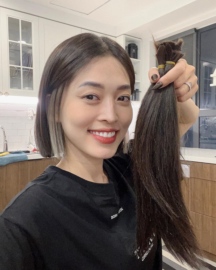 Phương Nga xuống tóc với mong muốn có thể hiến tặng mái tóc thông qua Mạng lưới ung thư vú Việt Nam