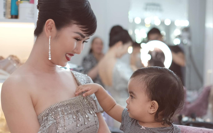 Võ Hạ Trâm bị 'kẻ lạ' vạch áo, danh tính khiến fan cười 'lên bờ xuống ruộng' Ảnh 2