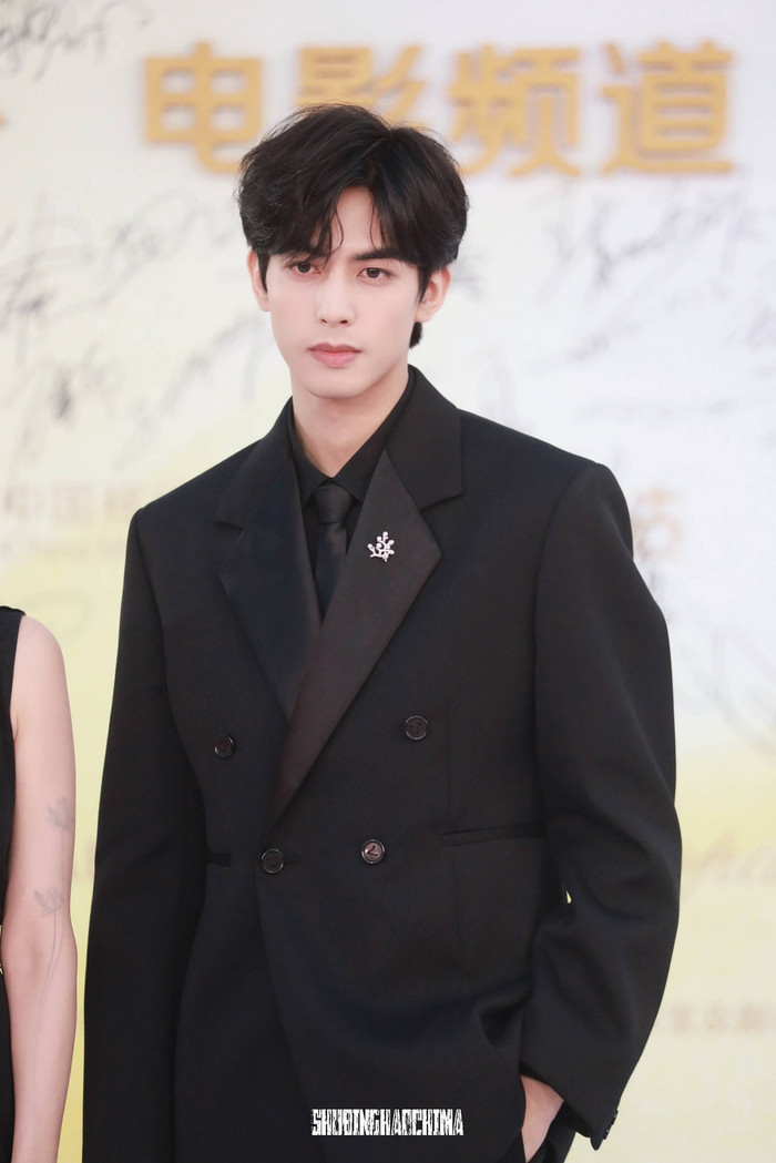 Sau 2 năm chia tay, 'bạn trai cũ' Đàm Tùng Vận lần đầu lộ diện với nhan sắc cực phẩm Ảnh 3