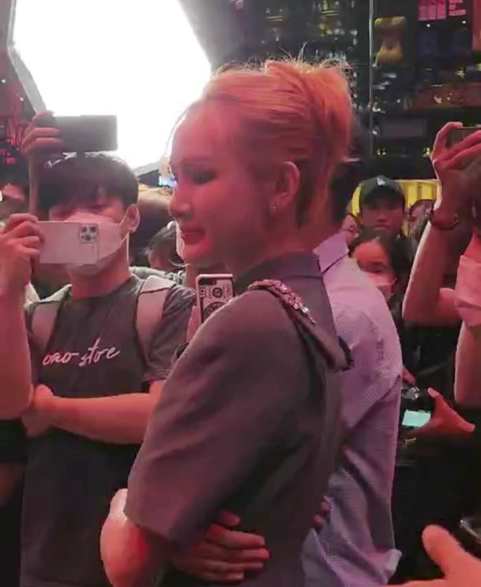 Nữ ca sĩ tỏ ra ngượng ngùng trước đám đông và né tránh ống kính. 