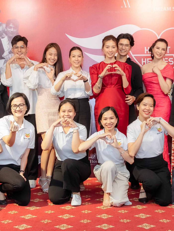 Huy Trần đứng phía sau Ngô Thanh Vân trong lúc chụp ảnh lưu niệm.