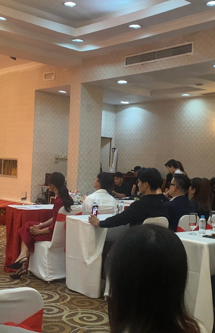 Huy Trần chọn vị trí phía sau ghế Ngô Thanh Vân, âm thầm ghi lại những khoảnh khắc của bà xã trên sân khấu.