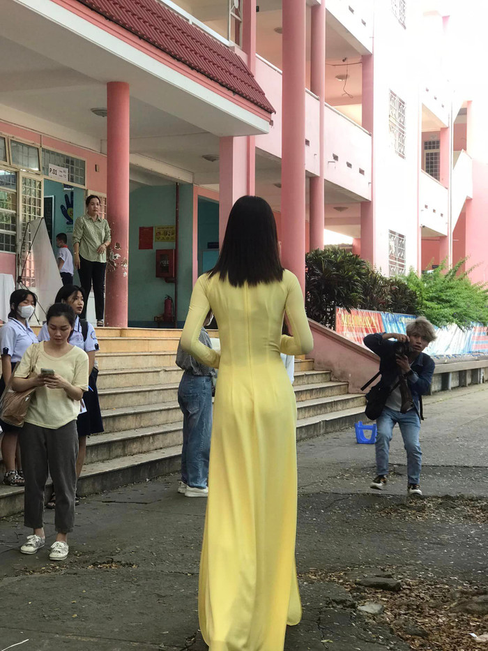 Bộ áo dài thiết kế đơn giản nhưng lại giúp Tiểu Vy khoe khéo được vóc dáng thanh mảnh.