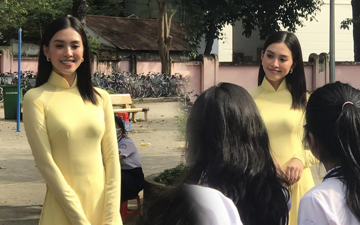 Hoa hậu Tiểu Vy diện áo dài về trường cấp 3: Nhan sắc xinh đẹp bất chấp ống kính của 'team qua đường' Ảnh 2