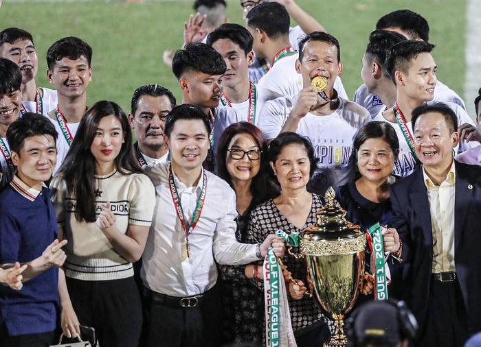 Hoa hậu Việt Nam 2016 đẹp rạng rỡ trên sân bóng cùng chồng thiếu gia sau khi CLB Hà Nội đăng quang chức vô địch V-League 2022.