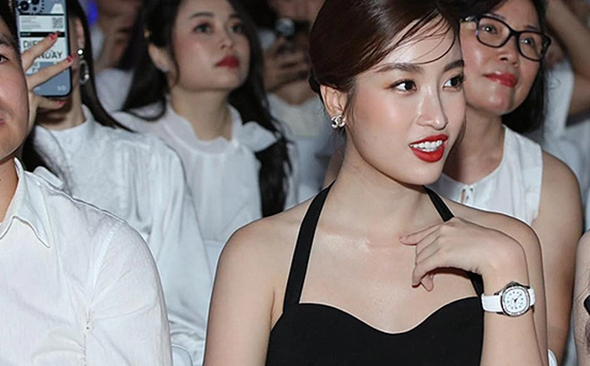 Cận cảnh chiếc đồng hồ đắt đỏ mà Đỗ Mỹ Linh diện trong nhiều sự kiện. 