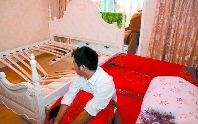 Giường cưới sập giữa đêm, đôi vợ chồng trẻ 'cười ngượng' vì lý do ngang trái Ảnh 2