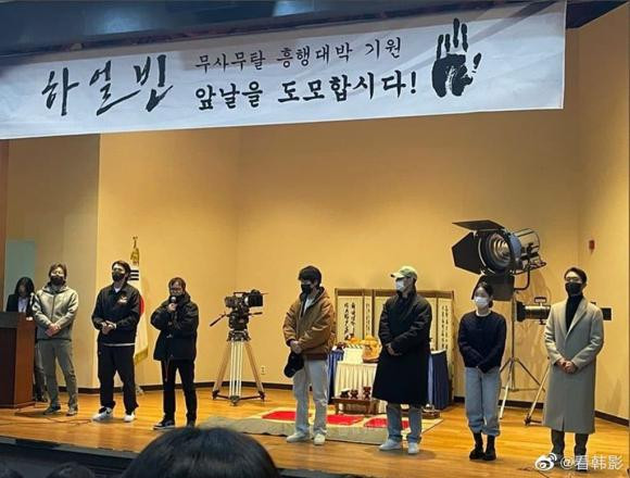 Hình ảnh mới nhất của Hyun Bin bên cạnh các đồng nghiệp (người thứ 2 từ trái sang phải)