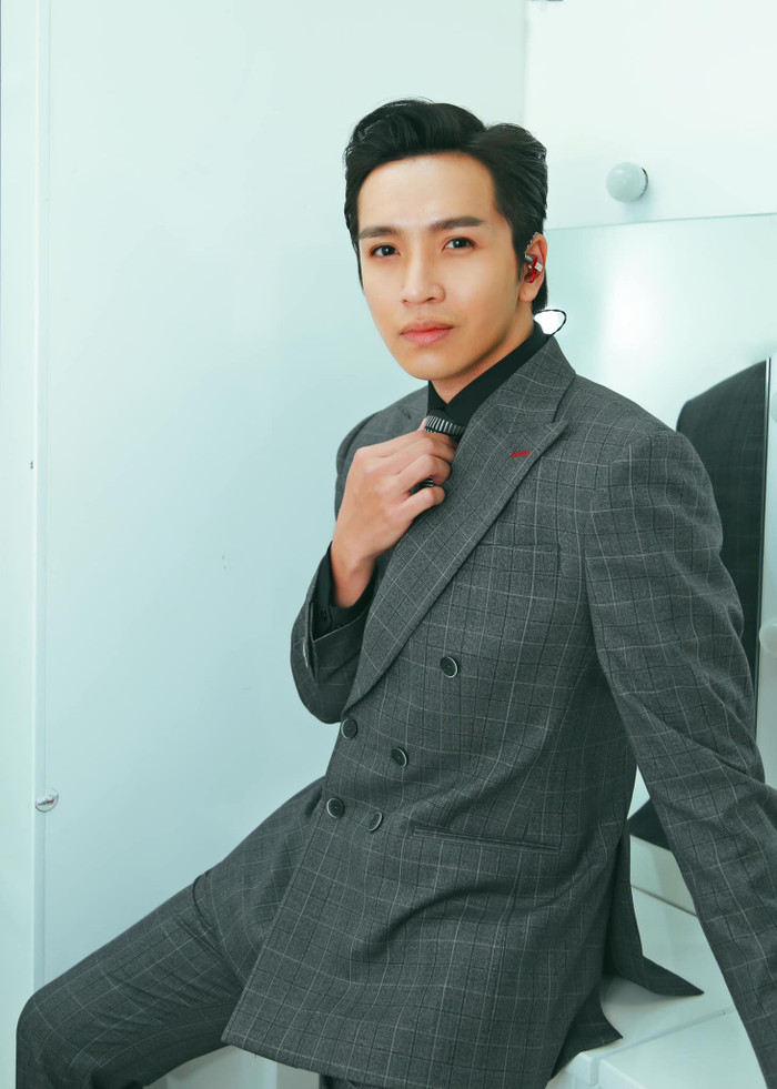 Được yêu cầu hát ngẫu hứng trên bàn ăn, Bạch Công Khanh khiến ai cũng bất ngờ trước giọng hát live Ảnh 2