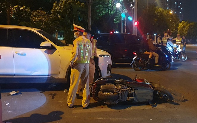 Ôtô mất lái, đâm liên hoàn vào loạt xe máy đang dừng chờ đèn đỏ Ảnh 2