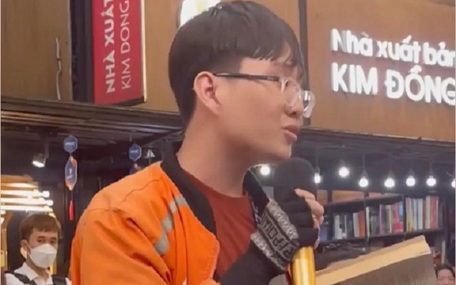 Chàng shipper gây sốt với màn 'bắn' tiếng Pháp ở sự kiện sách, câu chuyện cuộc sống phía sau gây xúc động Ảnh 2