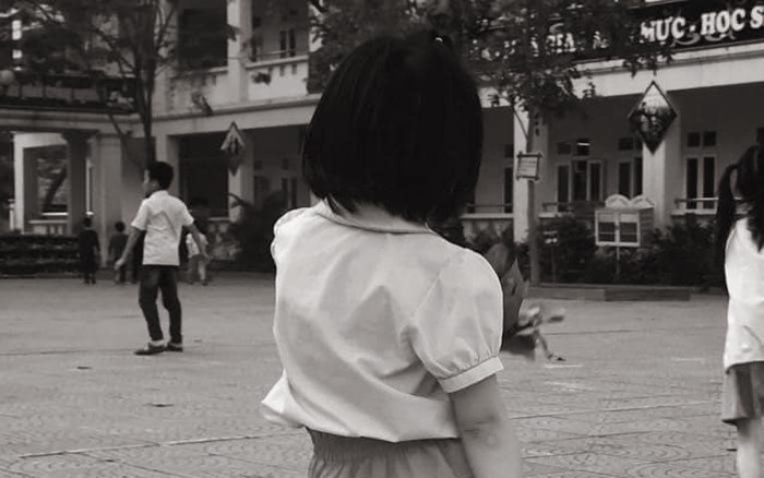 Cô bé lớp 1 khiến cặp vợ chồng 'gục ngã' chỉ bằng vài lời hỏi thăm ngây ngô Ảnh 2