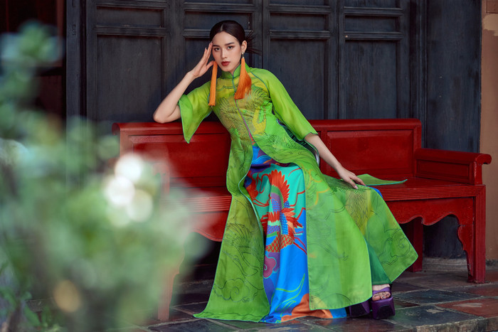 Ở các khung hình cận mặt, Đỗ Hà làm khán giả ấn tượng với những đường nét thanh thoát. Ánh mắt cuốn hút khiến người xem khó lòng rời mắt khỏi Hoa Hậu Việt Nam 2020